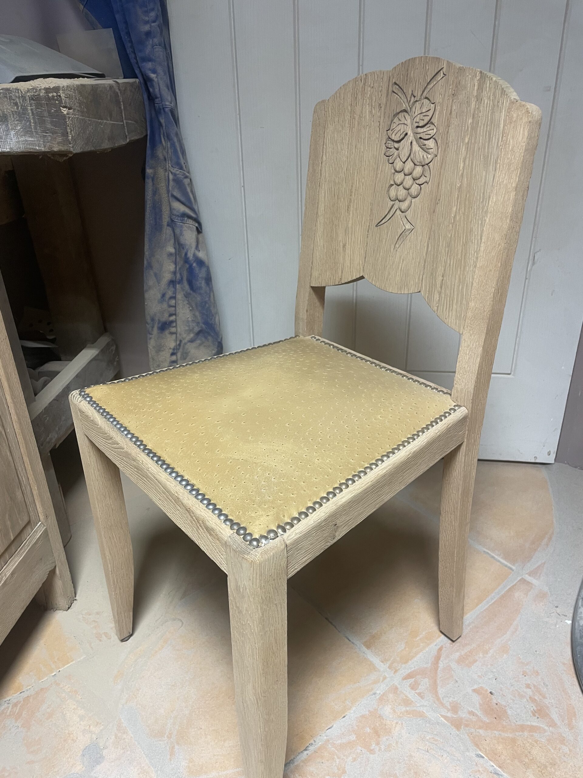 Lot de 6 chaises années 30 en chêne massif – Image 3